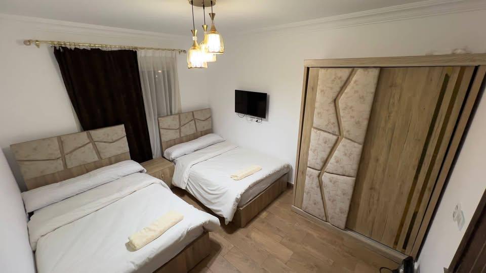 شقه مميزة للايجار اليومى والشهرى بالمهندسين تانى نمره من شهاب الرئيسى مكيفه بالكامل  فرش وتشطيب جديد