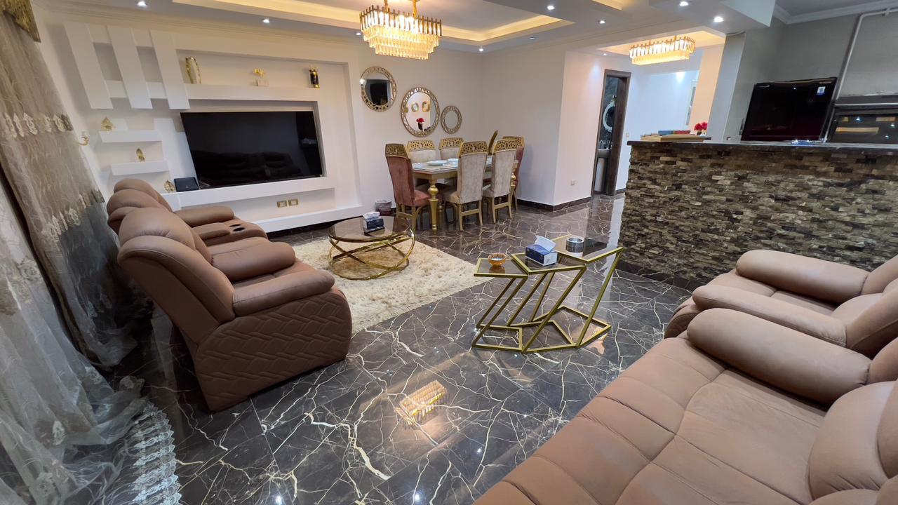 شقه مميزة للايجار اليومى والشهرى بالمهندسين تانى نمره من شهاب الرئيسى مكيفه بالكامل  فرش وتشطيب جديد