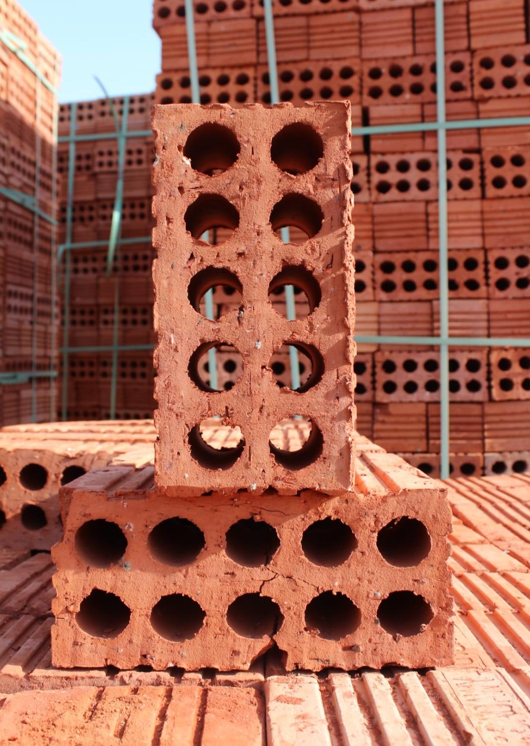 طوب احمر طفلي للبناء جودة مضمونة وسعر مناسب