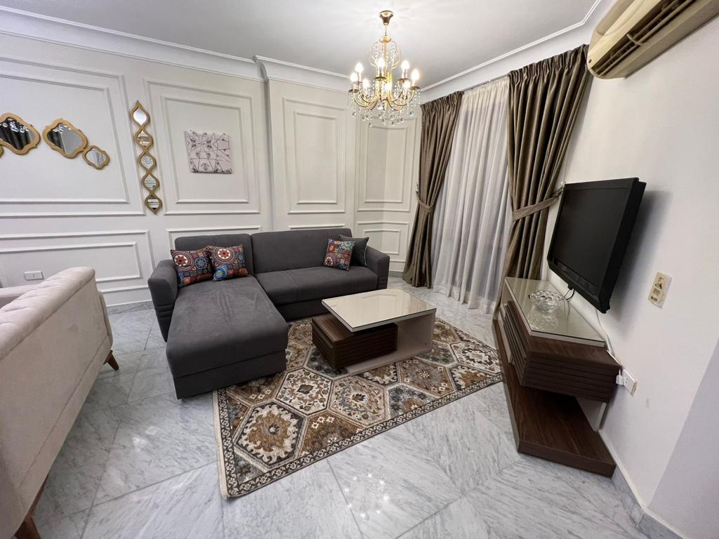 متاحه الان شقه فندقيه للايجار اليومى والشهرى  موقع  مميزبارقى احياء الدقى شارع ميشيل باخوم