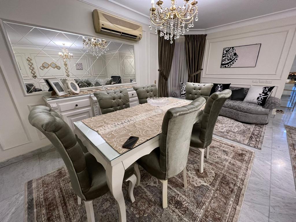 متاحه الان شقه فندقيه للايجار اليومى والشهرى  موقع  مميزبارقى احياء الدقى شارع ميشيل باخوم