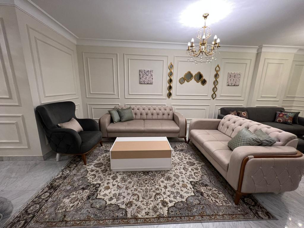 متاحه الان شقه فندقيه للايجار اليومى والشهرى  موقع  مميزبارقى احياء الدقى شارع ميشيل باخوم