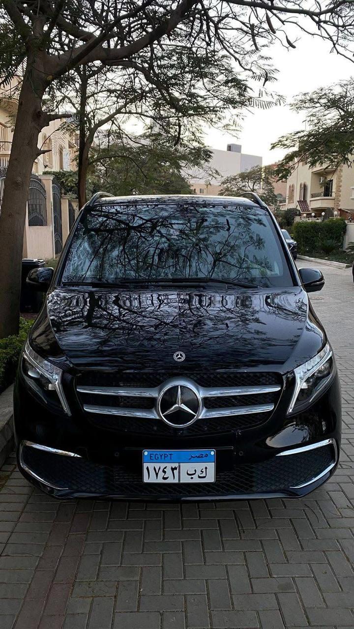 إيجار مرسيدس فيانو للسفر العائلي من تورزم تورز - فخامة، رحابة، وراحة لا تُضاهى لعائلتك!