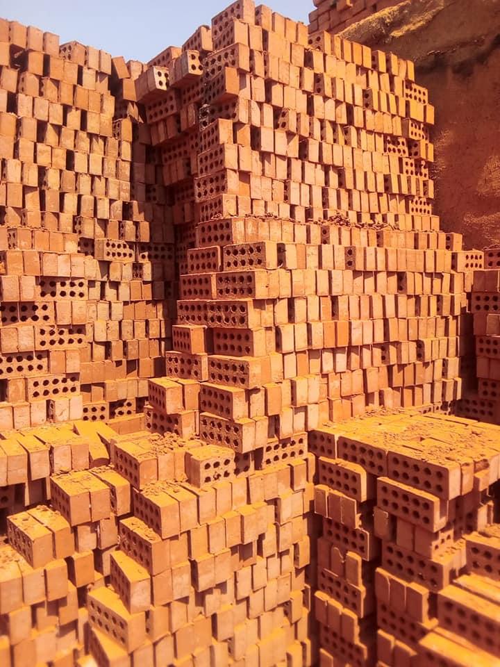 العمار مصر… الطوب الطفلي الأحمر اللي عليه الكلام