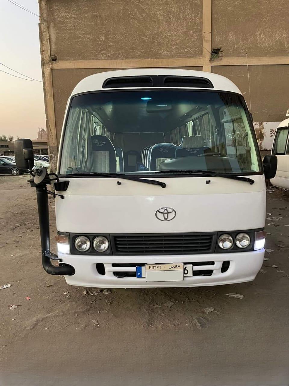 تأجير ميني باص تويوتا كوستر 24 فرد من تورزم تورز  انطلق براحة وأمان في رحلاتك الجماعية