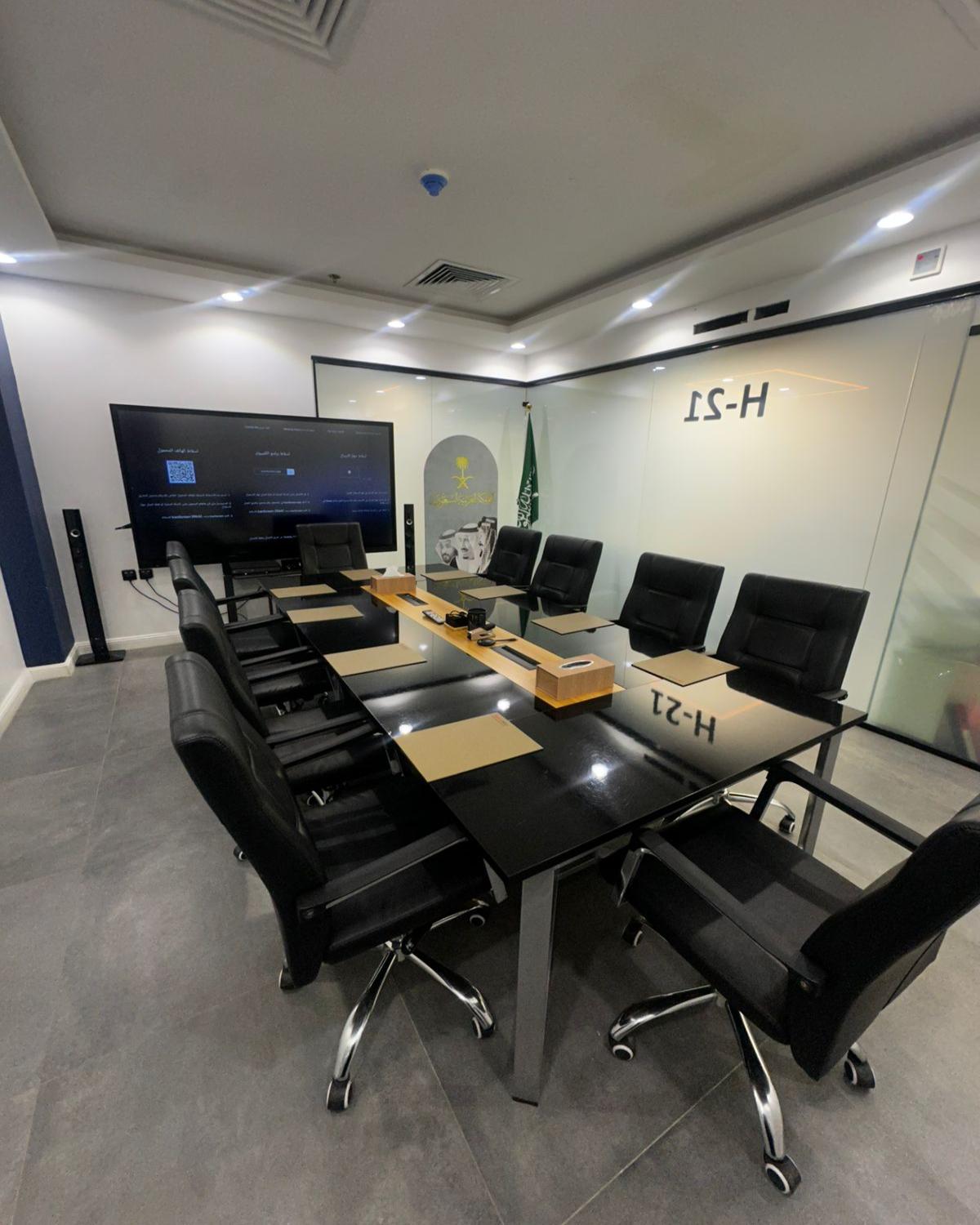 وجود رسمي… بدون مقر فعلي!