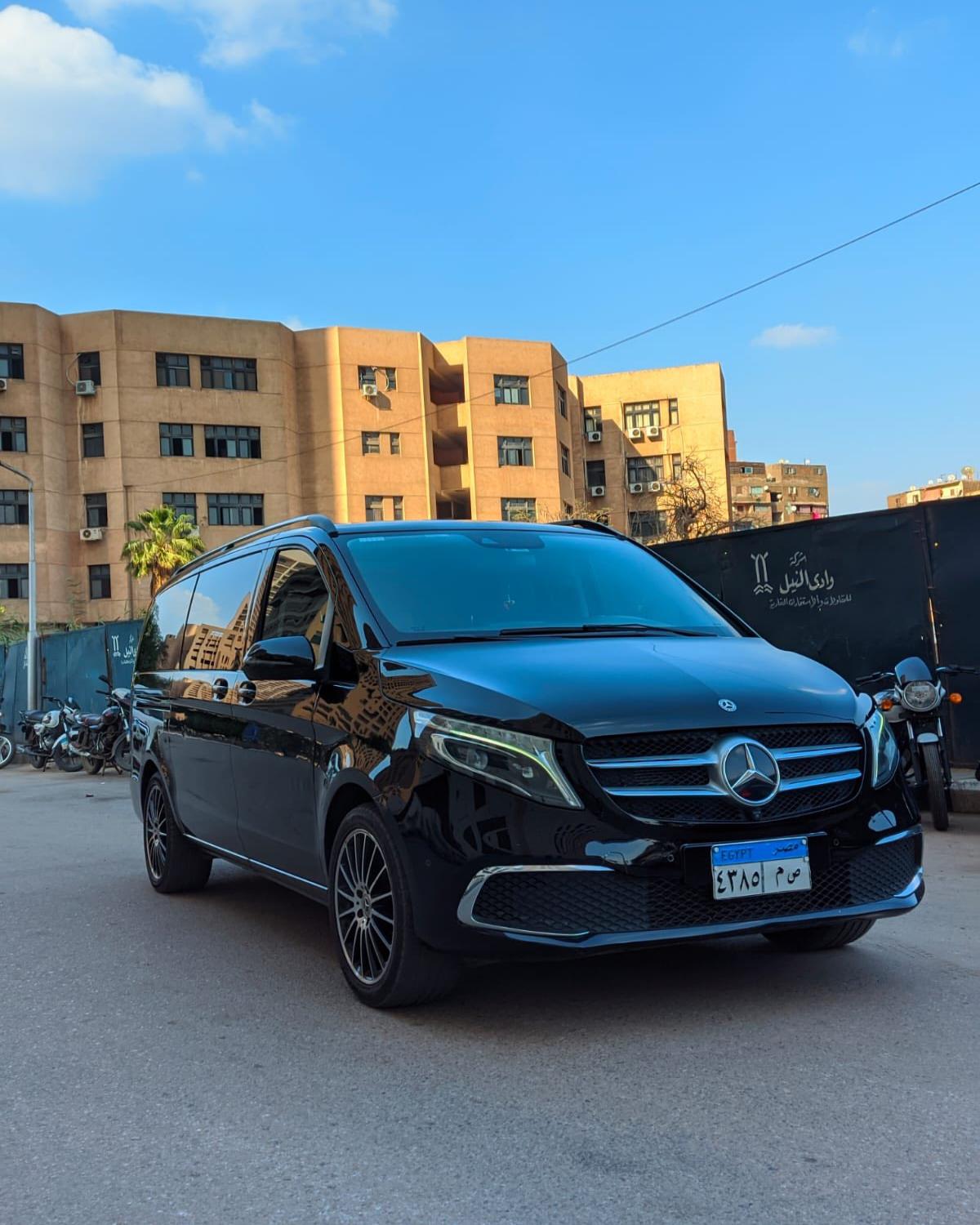 للرحالات والسفر السياحي قم بايجار مرسيدس فيانو للسفر