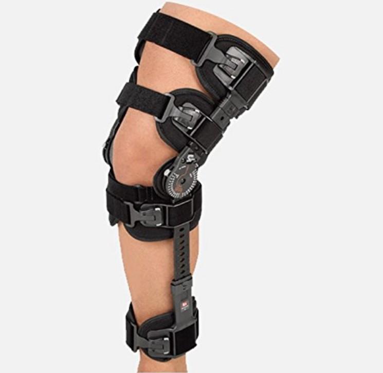 دعامة مفصلية للركبة تستخدم لتثبيت ودعم مفصل الركبة.