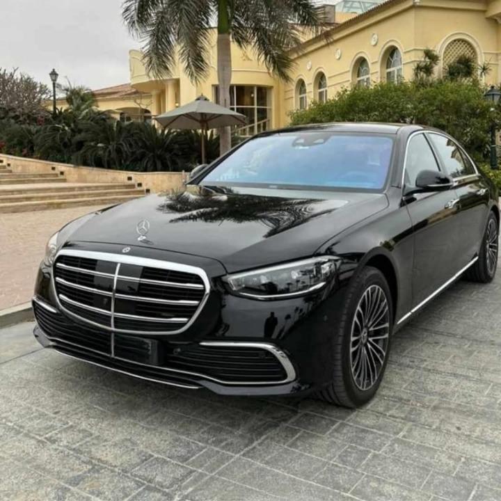 إيجار مرسيدس S500 بالسائق: الأناقة التي تتحدث عن نفسها.