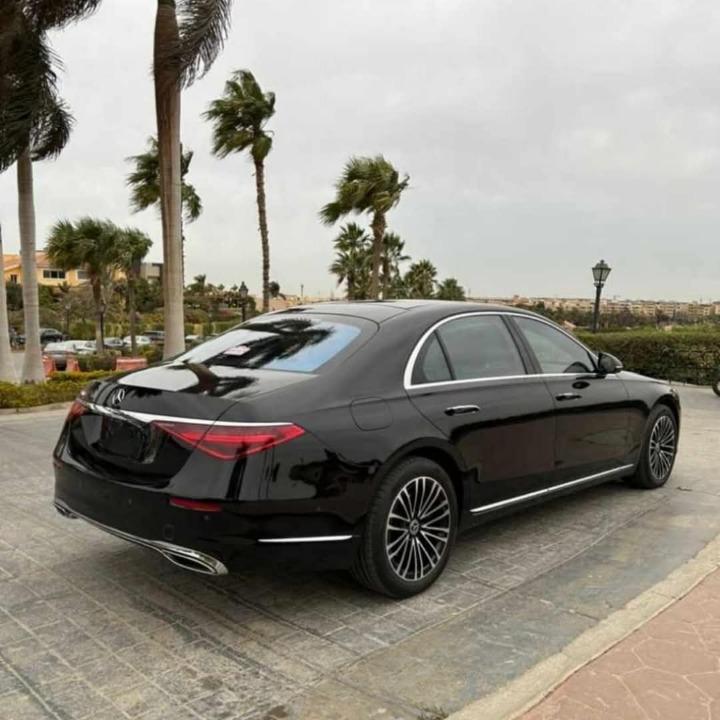 إيجار مرسيدس S500 بالسائق: الأناقة التي تتحدث عن نفسها.