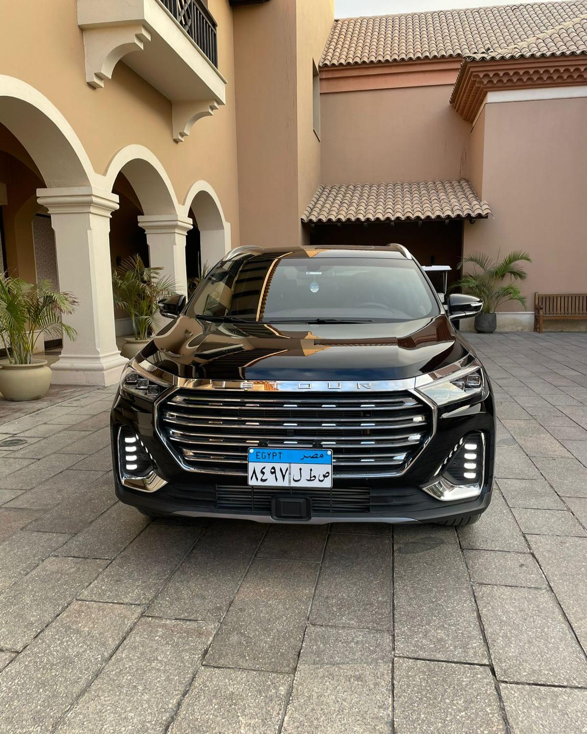 إيجار جيتور X90 بالسائق: سيارة عائلية حديثة ومريحة.