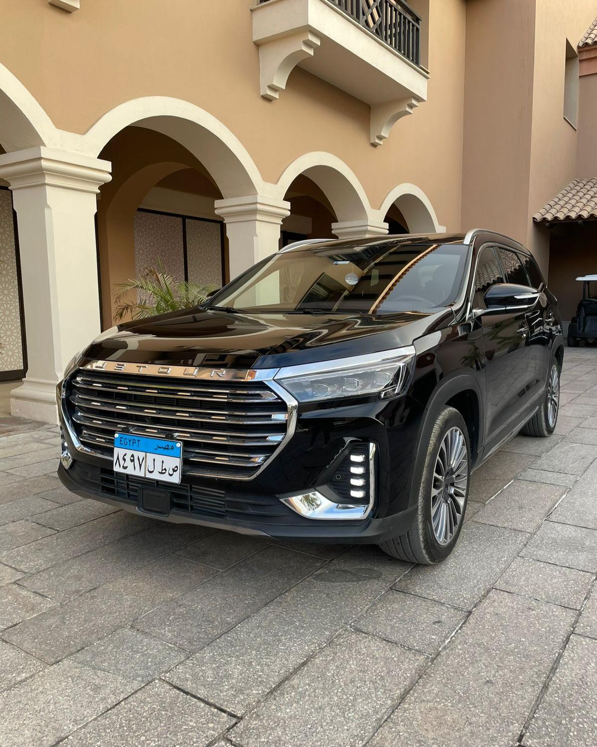 إيجار جيتور X90 بالسائق: سيارة عائلية حديثة ومريحة.