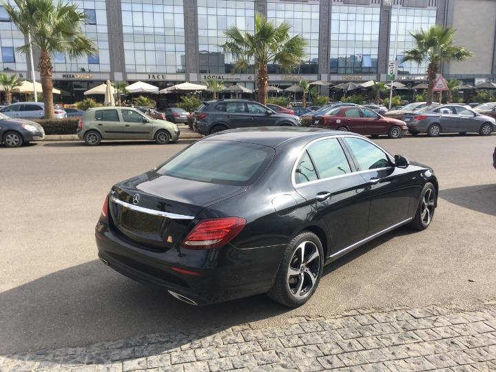 إيجار مرسيدس E200 بالسائق: تجربة فاخرة تليق بأهم مناسباتك.