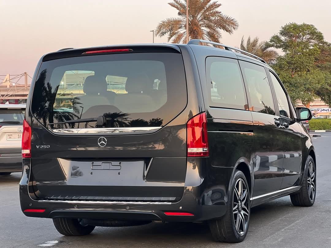 إيجار مرسيدس فيانو بالسائق: رحلة مميزة لضيوفك الكبار وشركاء العمل.