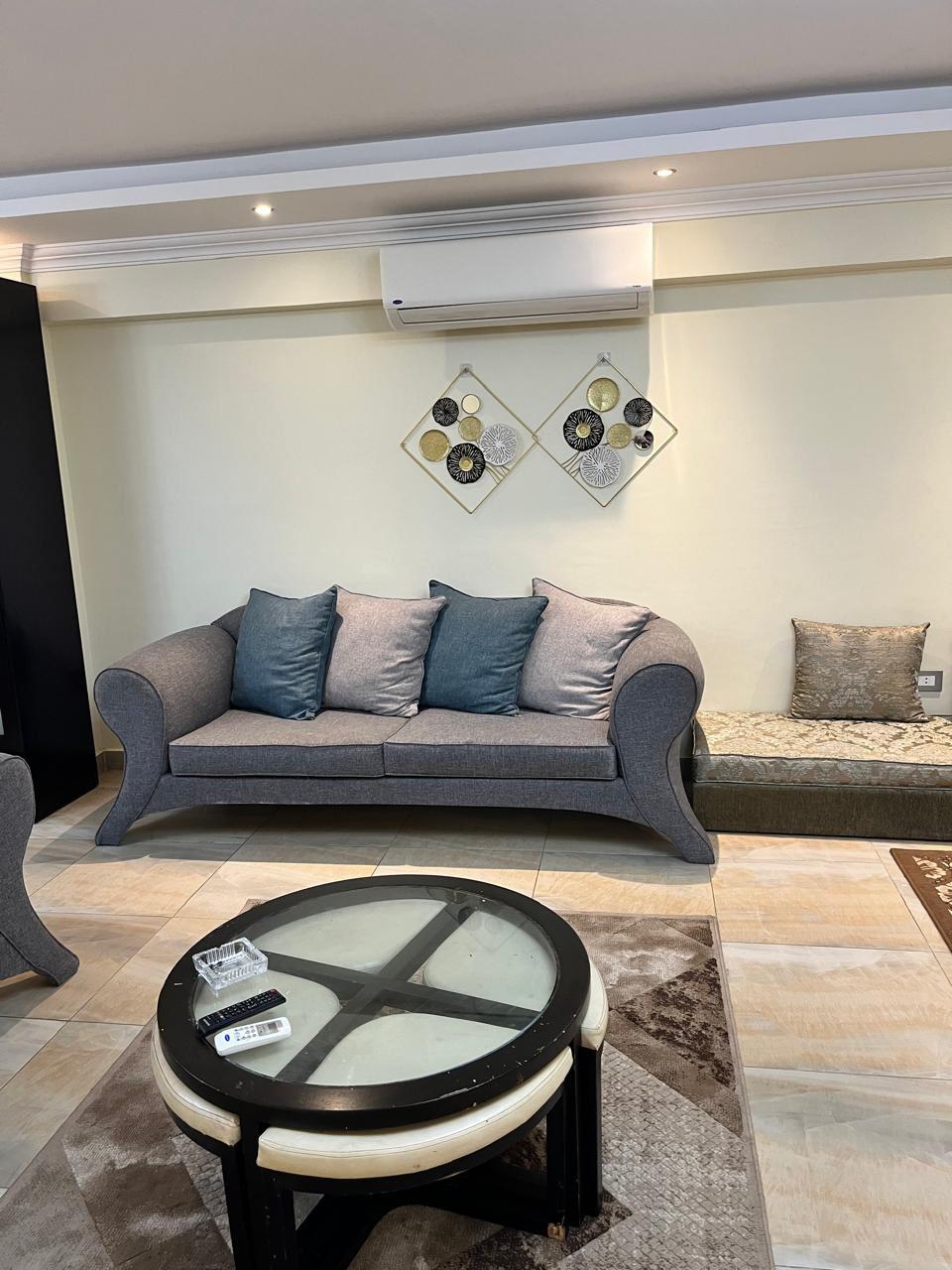 شقه 3 غرف 2 حمام المهندسين سراء المعلمين متفرع من ميدان لبنان برج جديد مكيفه بالكامل انترنت اثاث زود