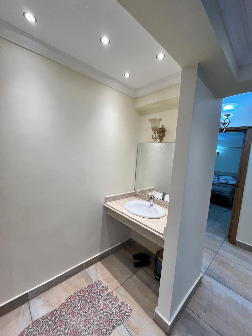 شقه 3 غرف 2 حمام المهندسين سراء المعلمين متفرع من ميدان لبنان برج جديد مكيفه بالكامل انترنت اثاث زود