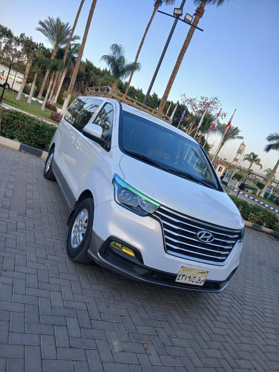 بنقدملك الحل الأمثل: استئجار سيارة هيونداي H1 العائلية.