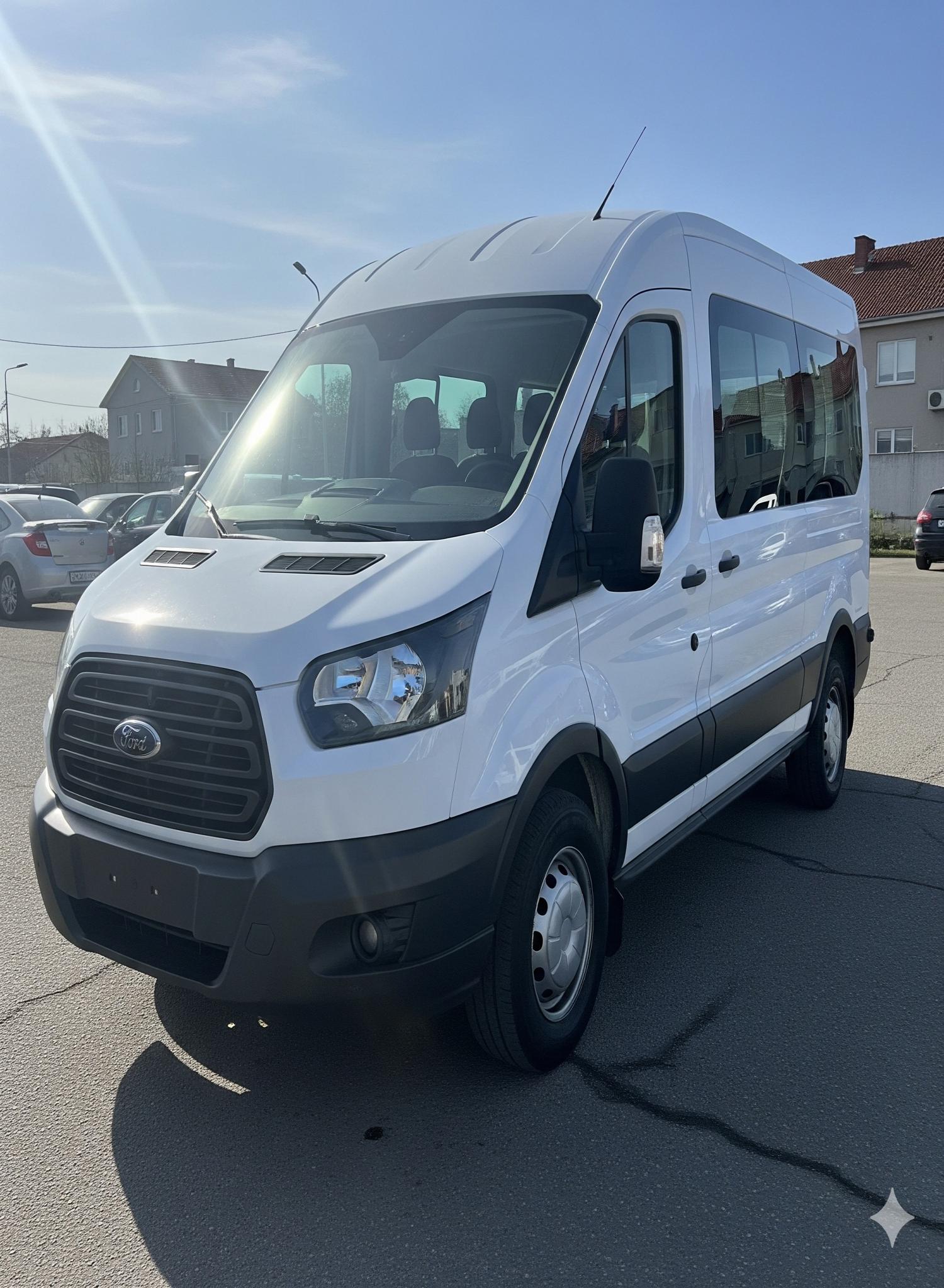 الفورد ترانزيت هو الاختيار الذكي لـ الرحلات الجماعية.