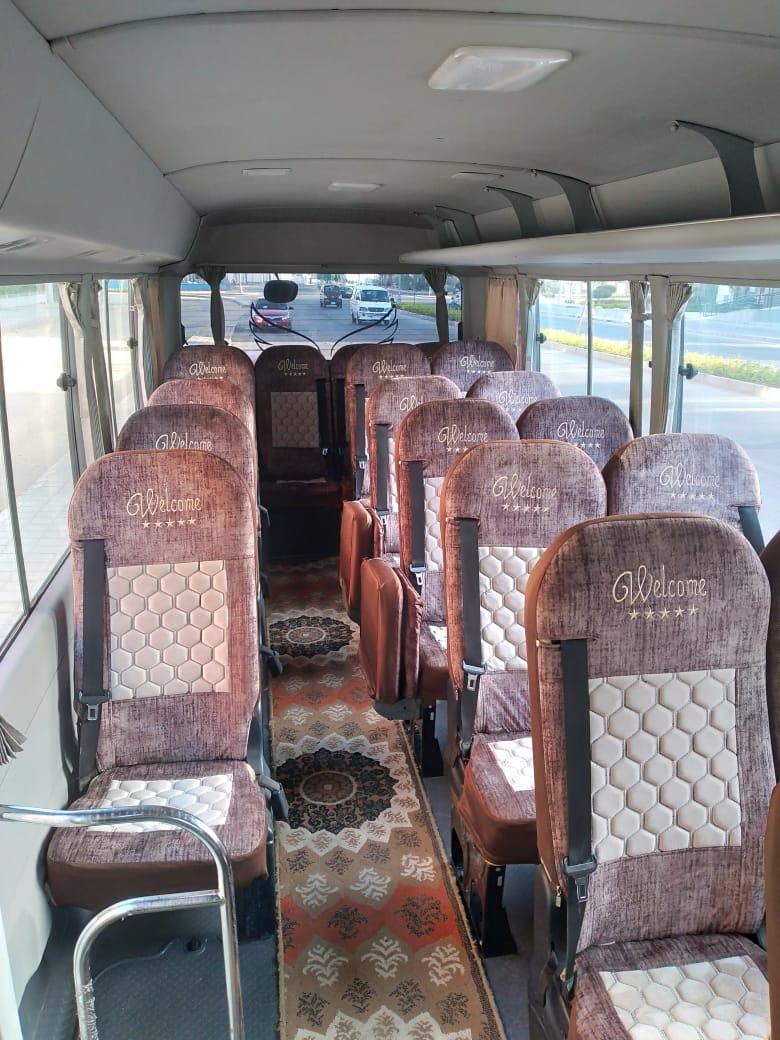 لمجموعة متوسطة من 24 فرد استأجر ميني باص تويوتا كوستر من تورزم تورز