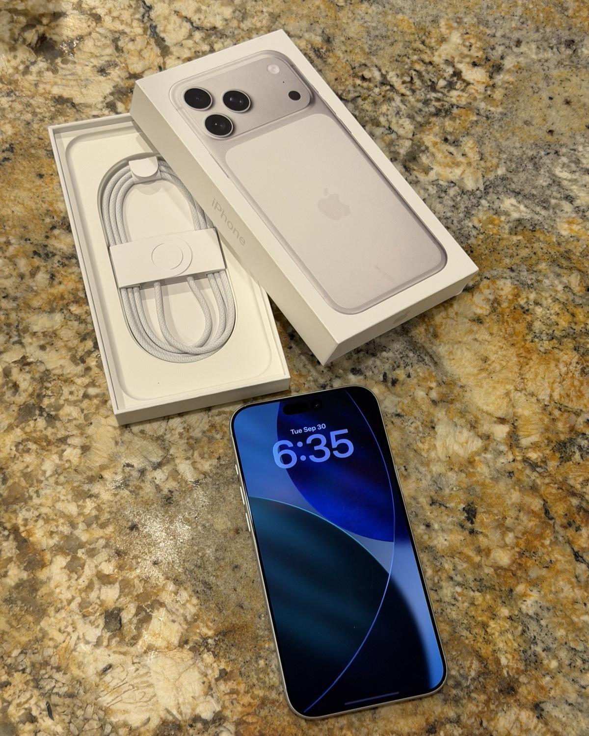 Apple iPhone 17 Pro Max UNLOCKED 256GB Silver BRAND NEW