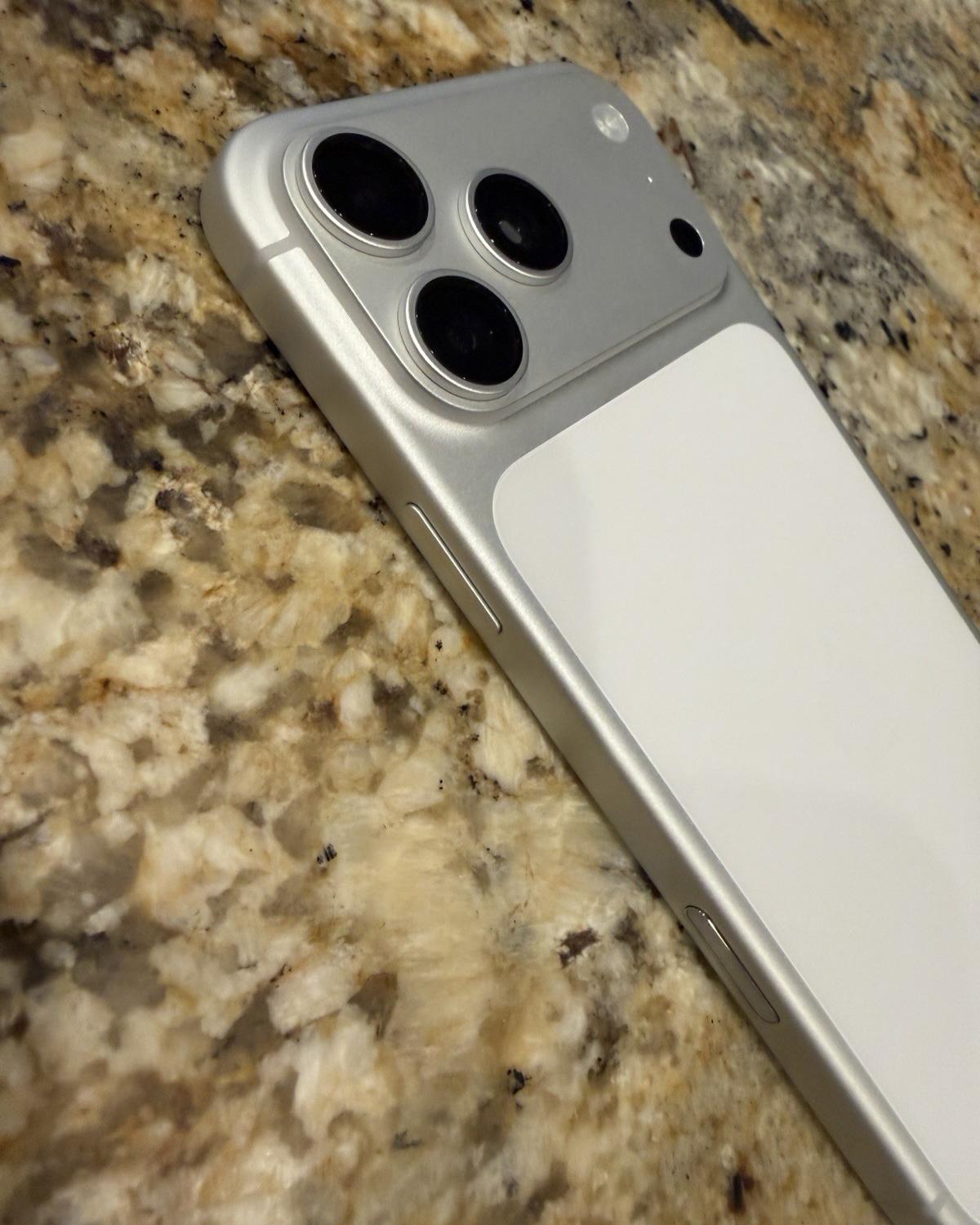 Apple iPhone 17 Pro Max UNLOCKED 256GB Silver BRAND NEW