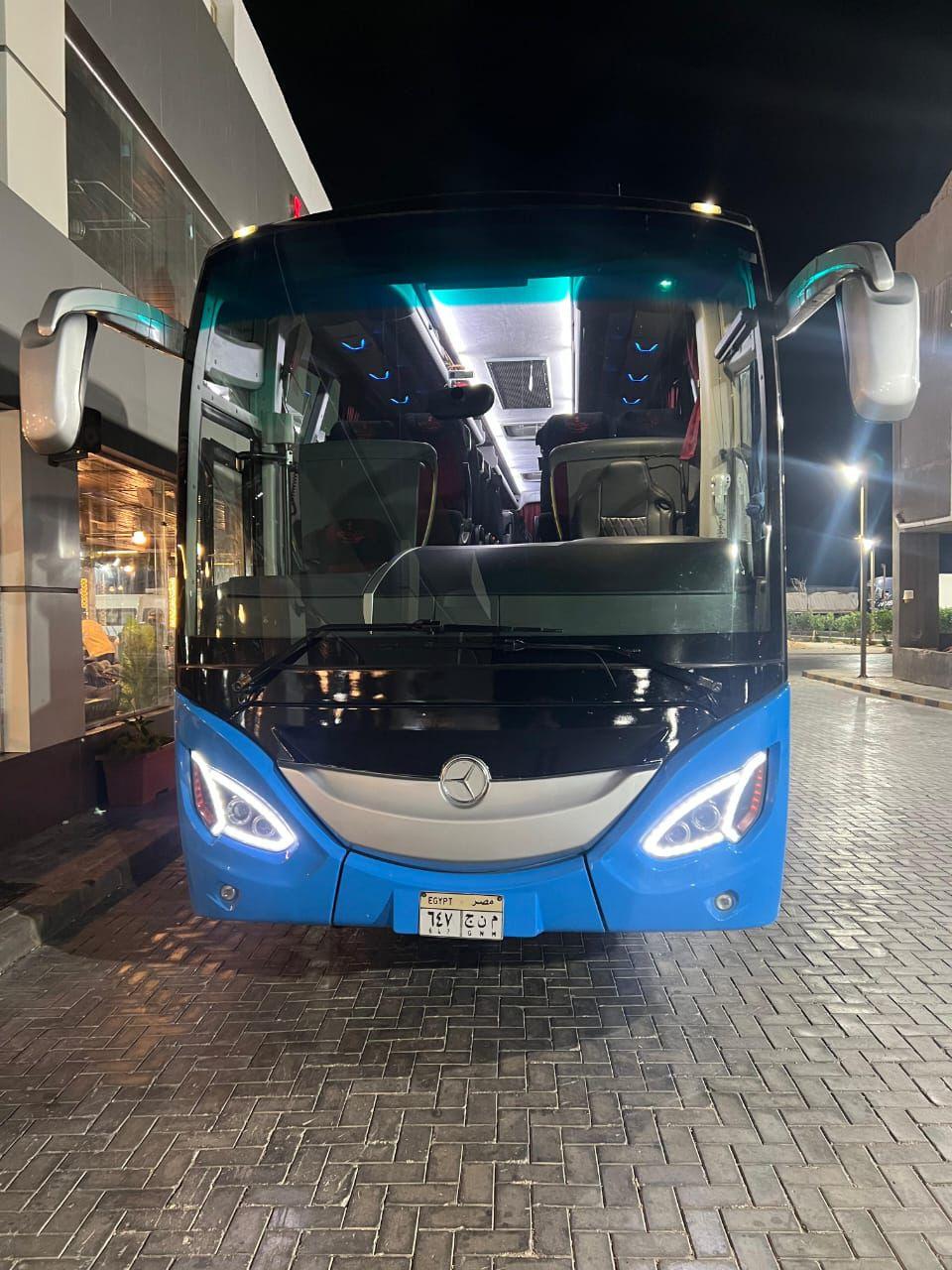 لرحلة جماعية ضخمة استأجر مرسيدس 50 راكب