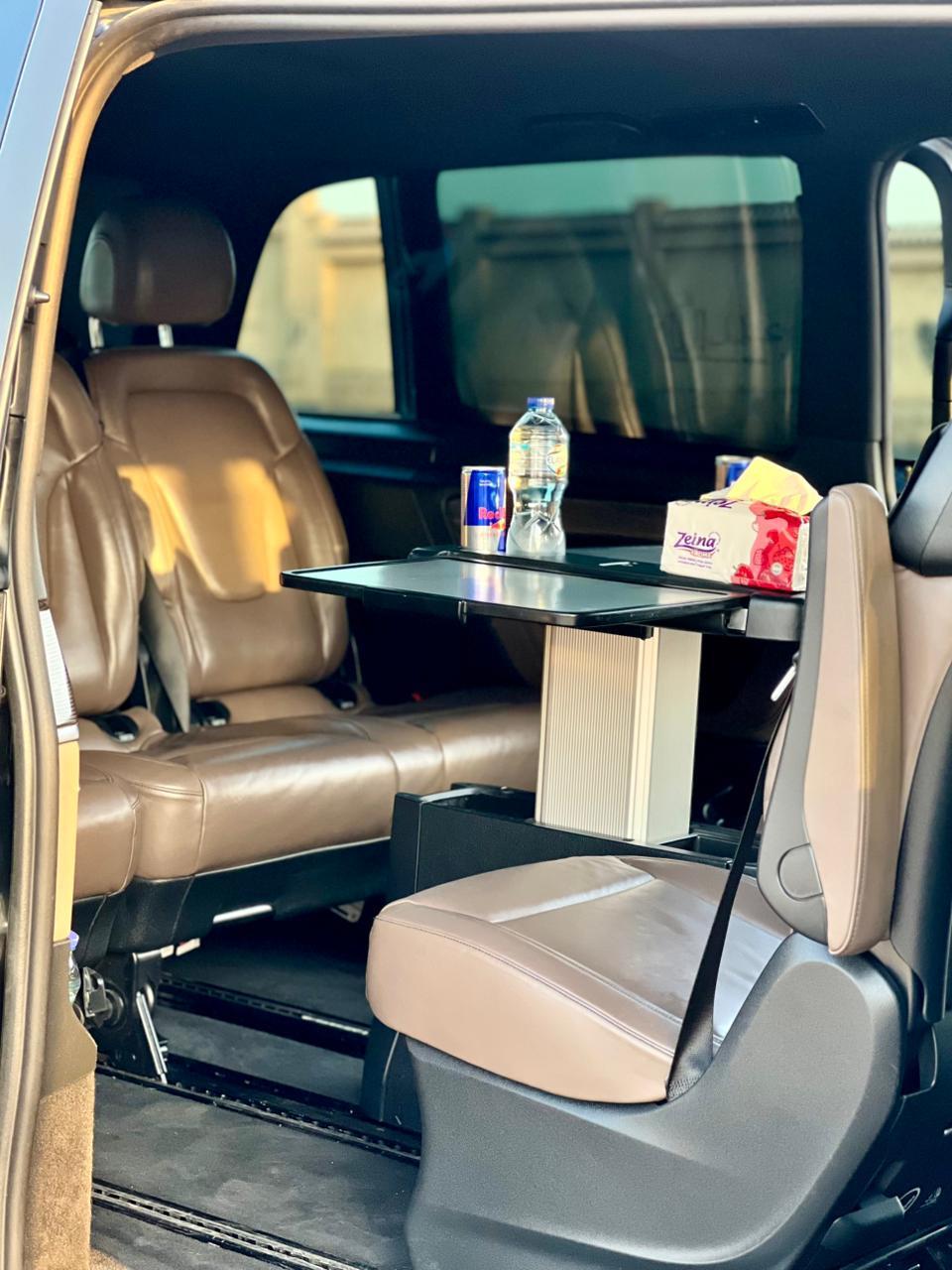 استقبال ضيوفك أو عائلتك من المطار باستأجر مرسيدس فيانو