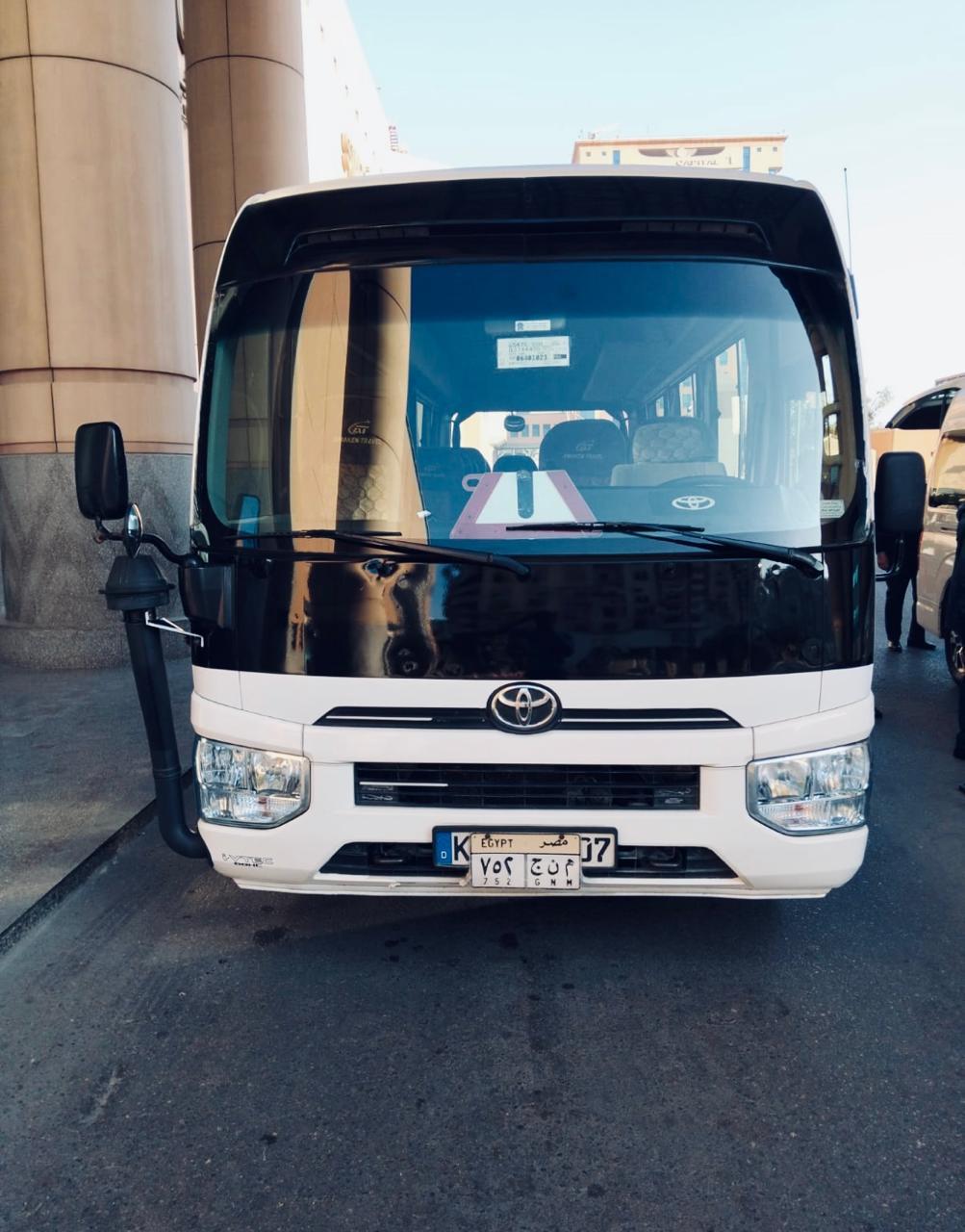 استقبال مجموعة كبيرة تصل إلى 24 فرد من المطار استأجر تويوتا كوستر