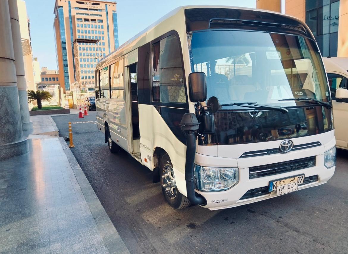 استقبال مجموعة كبيرة تصل إلى 24 فرد من المطار استأجر تويوتا كوستر