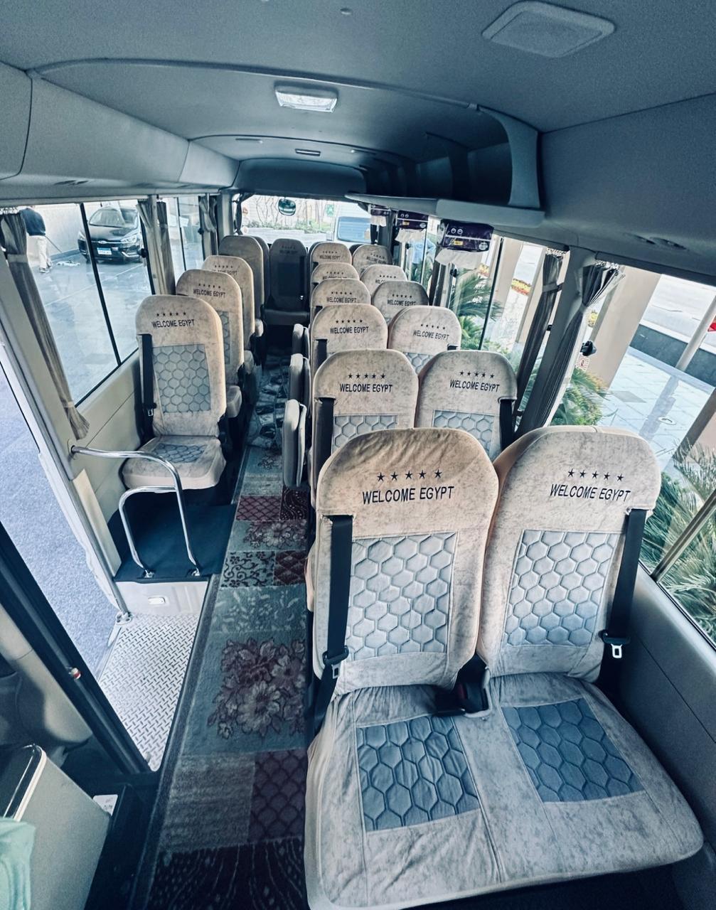 استقبال مجموعة كبيرة تصل إلى 24 فرد من المطار استأجر تويوتا كوستر