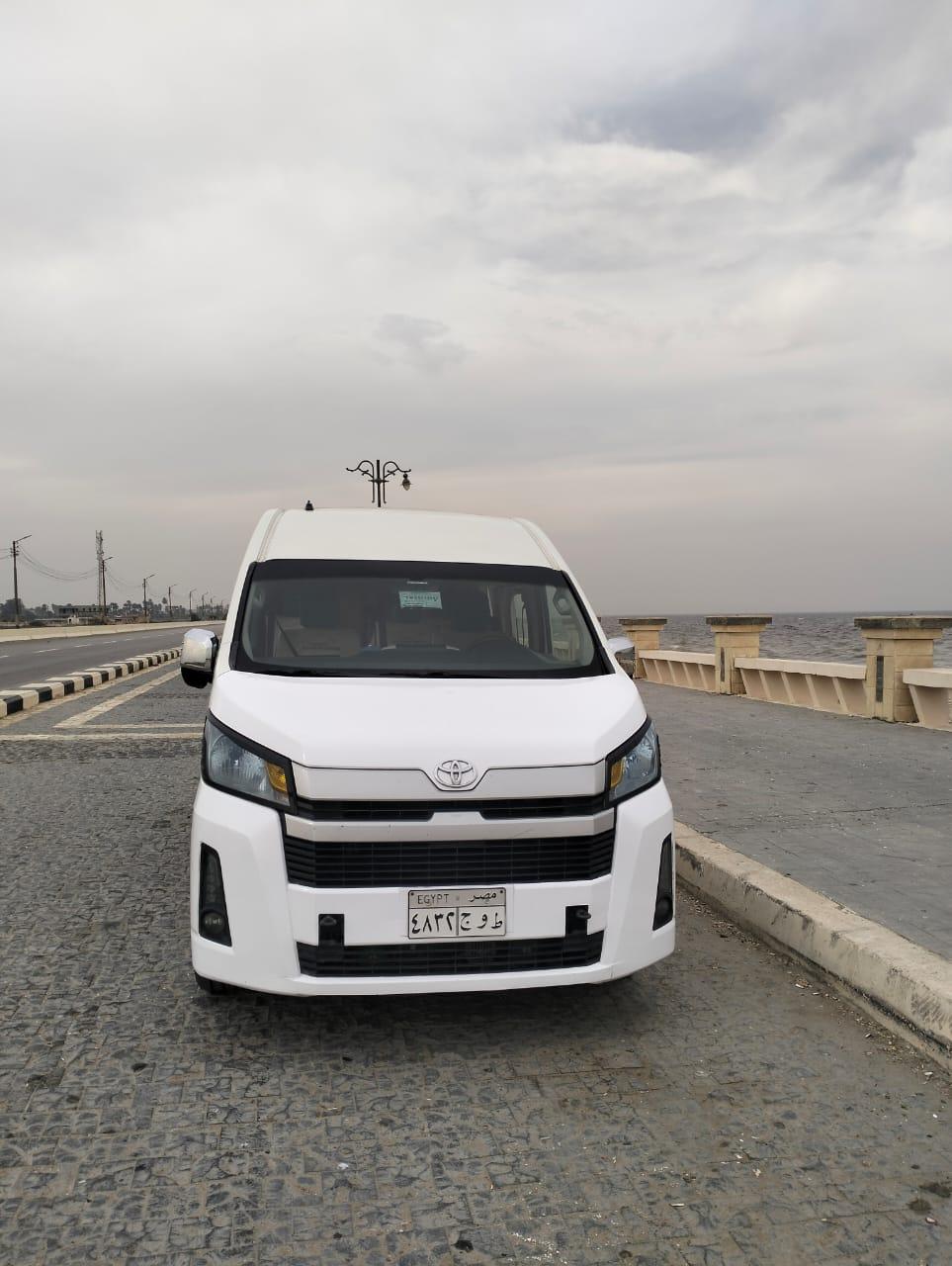 لنقل عائلتك أو مجموعتك من وإلى المطار استأجر ميكروباص تويوتا هاي اس