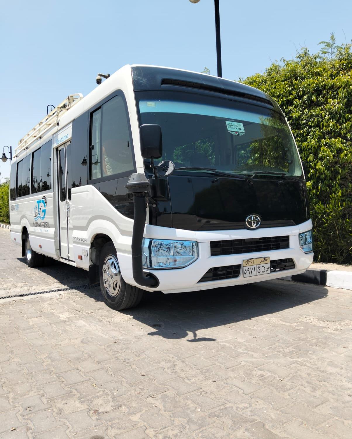 وسيلة نقل واسعة، آمنة ومريحة تجمع العائلة الكبيرة بالكامل في رحلاتكم