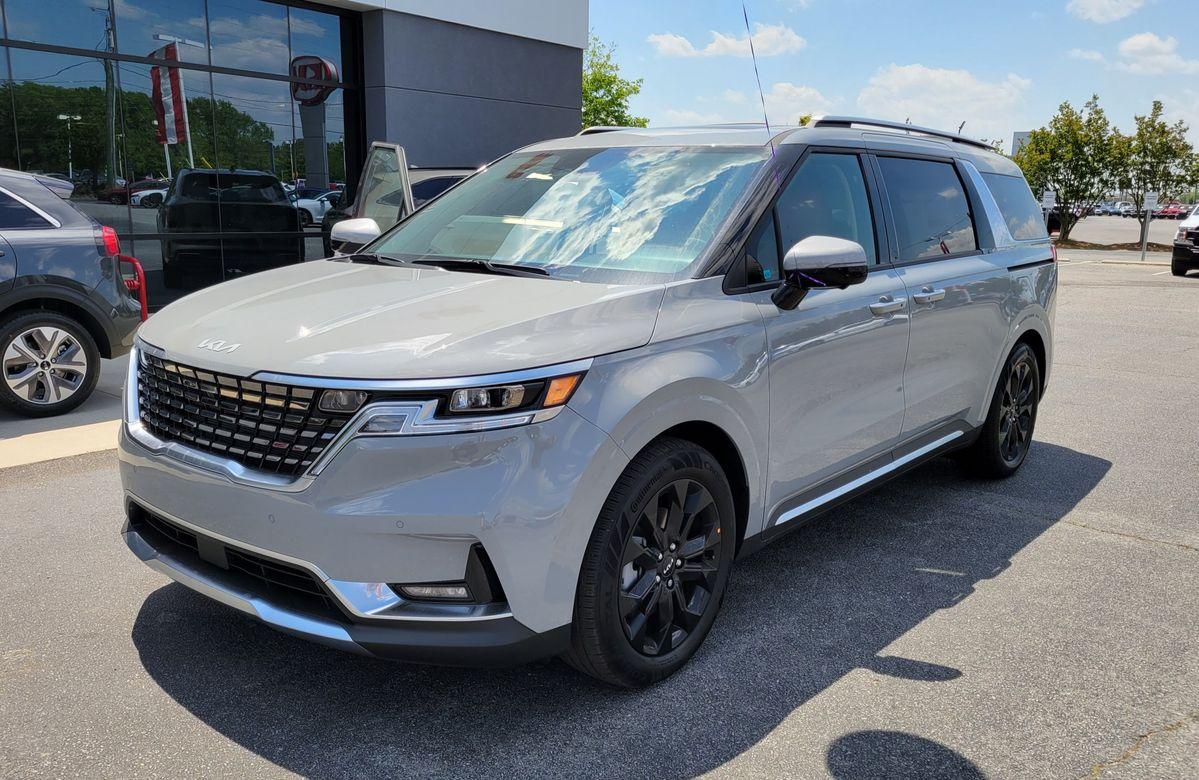 الكيا كرنفال هي الخيار المثالي للعائلات والمجموعات الصغيرة التي لا تتنازل عن الراحة والفخامة