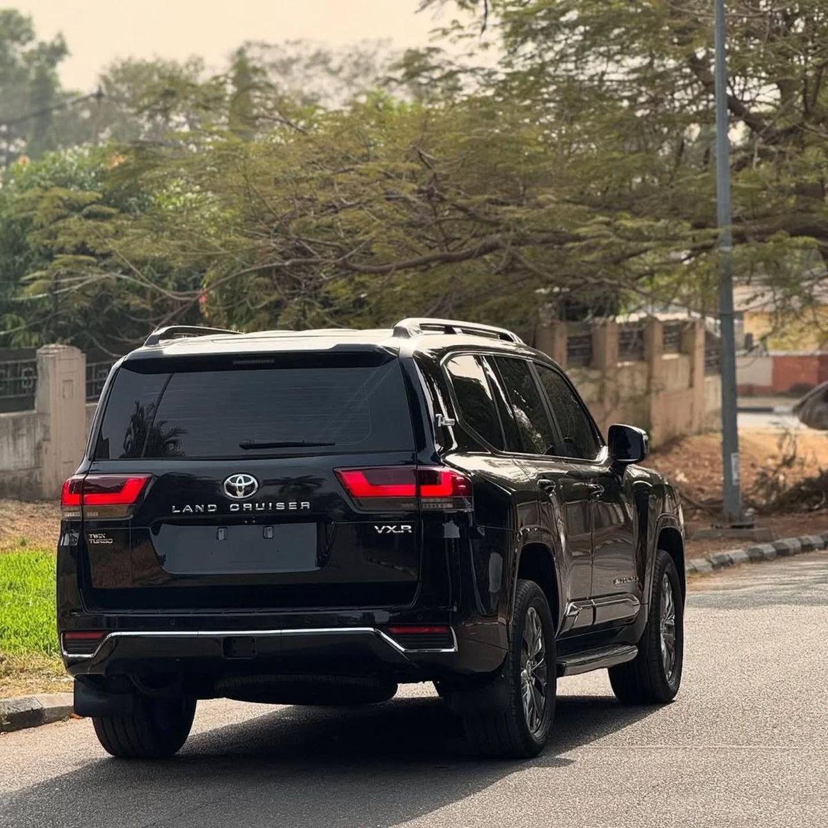 أسطورية تجمع بين الفخامة المطلقة والأداء القوي الذي لا يُقارن على أي طريق؟ استأجر تويوتا لاندكروزر