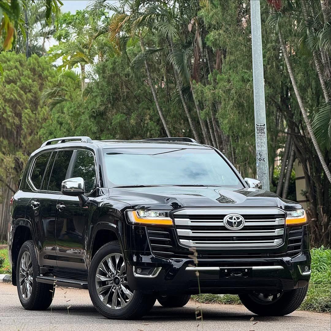 أسطورية تجمع بين الفخامة المطلقة والأداء القوي الذي لا يُقارن على أي طريق؟ استأجر تويوتا لاندكروزر