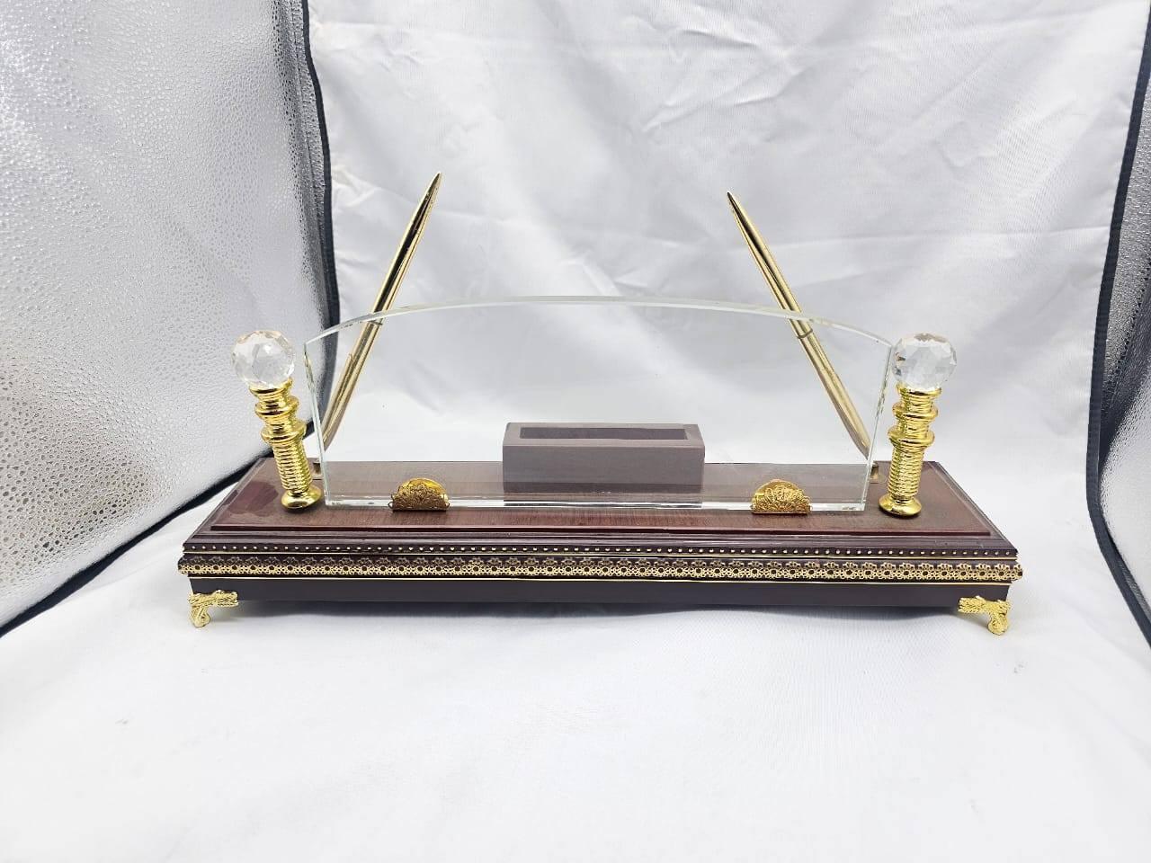 خلي مكتبك يحكي عن فخامتك قاعدة مكتب كريستال نحاسية