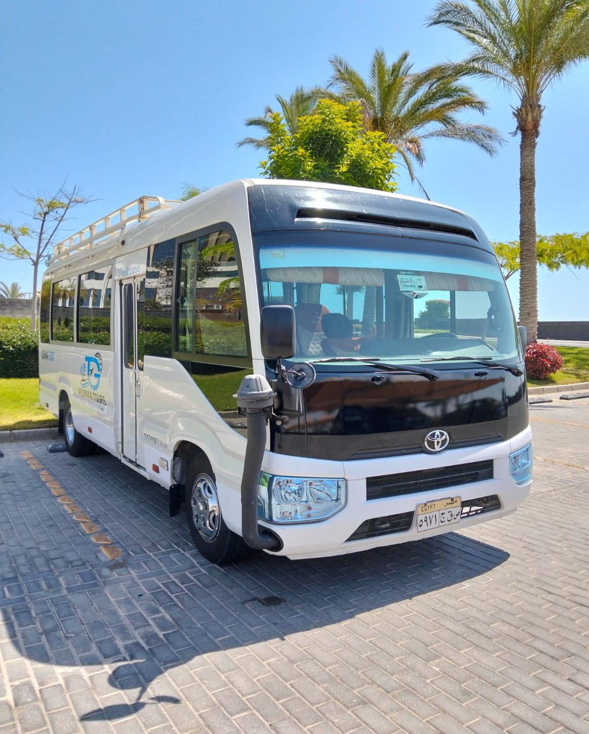 السفر بين المحافظات، نقل الوفود، أو الجولات السياحية، يُعد أتوبيس تويوتا كوستر موديل 2024