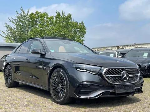 نقل من وإلى المطار تجمع بين الفخامة المطلقة والاحترافية العالية؟رسيدس E200 موديل 2025