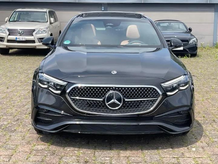 نقل من وإلى المطار تجمع بين الفخامة المطلقة والاحترافية العالية؟رسيدس E200 موديل 2025