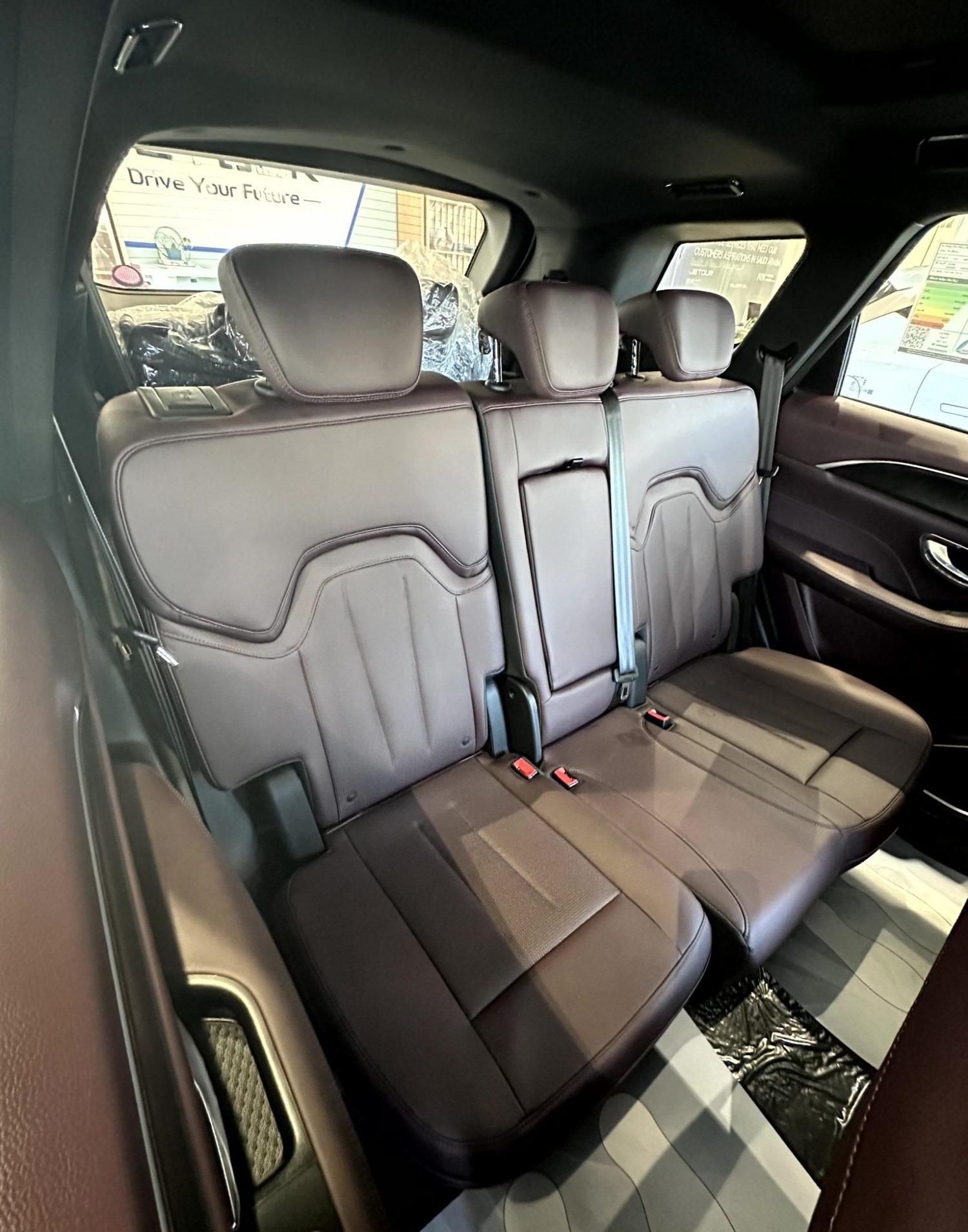 رحابة 7 راكب: تصميم داخلي مرن يوفر مساحة كافية للعائلة بالكامل أو للمجموعات الصغيرة التي تحتاج مقاعد