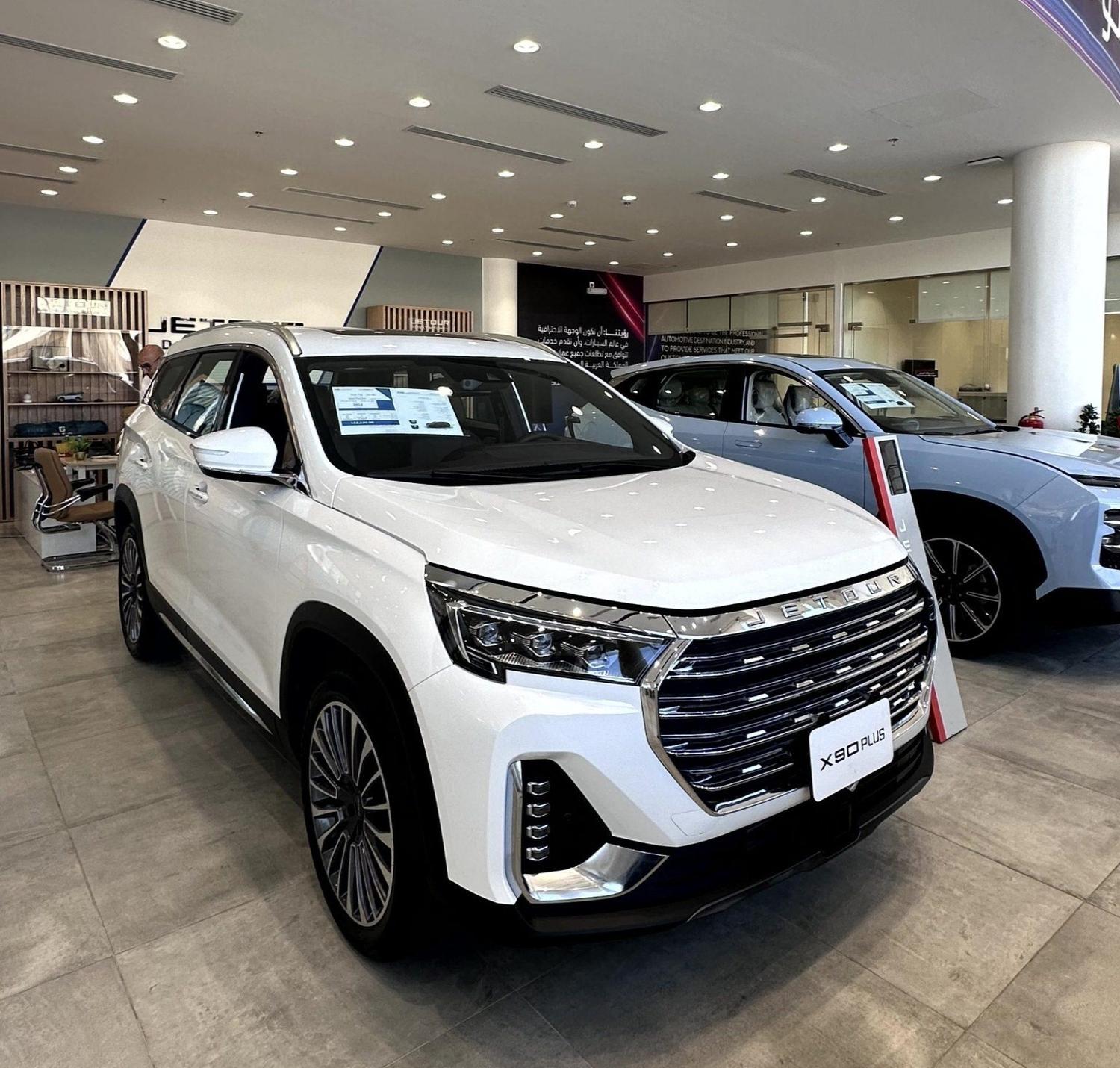 رحابة 7 راكب: تصميم داخلي مرن يوفر مساحة كافية للعائلة بالكامل أو للمجموعات الصغيرة التي تحتاج مقاعد