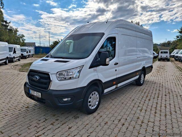 يتسع الفورد ترانزيت لـ 15 فرداً، ويوفر مستوى عالياً من الراحة والأمان. مثالي للرحلات السياحية