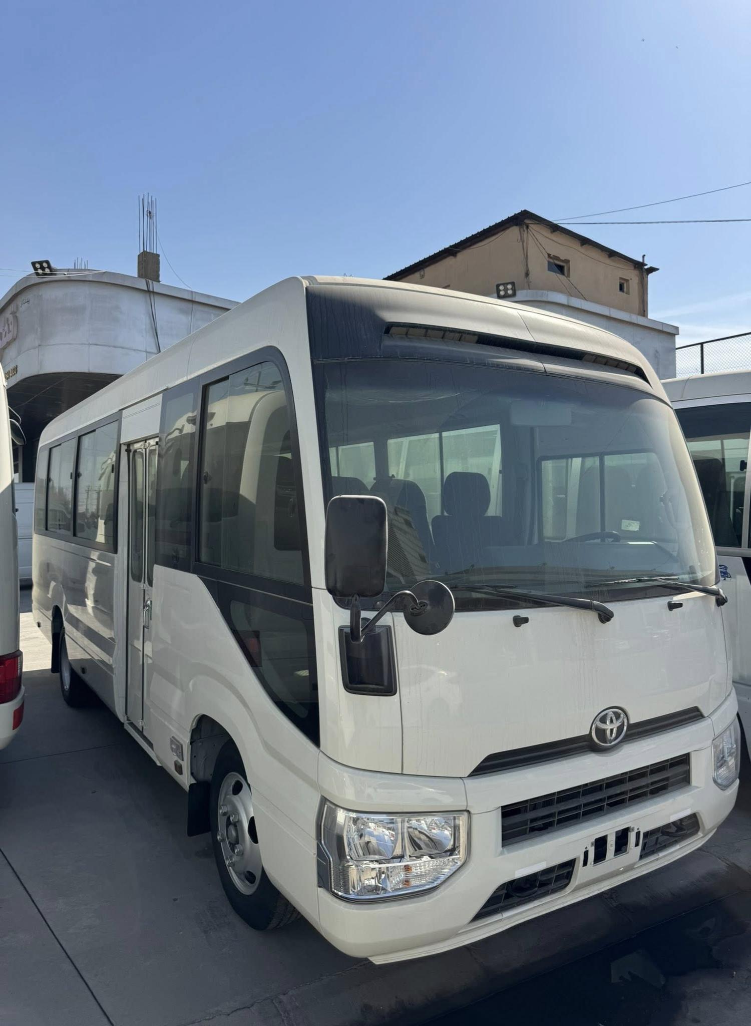 يُعد ميني باص تويوتا كوستر (24 راكباً) مثالياً للرحلات المدرسية، والمجموعات السياحية الصغيرة