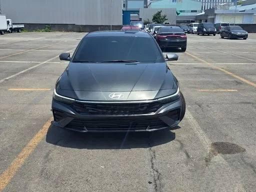 سيارة سيدان حديثة معروفة بكفاءتها العالية في استهلاك الوقود وتصميمها الأنيق مثالية للتنقلات اليومية