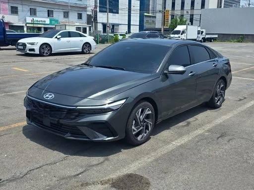 سيارة سيدان حديثة معروفة بكفاءتها العالية في استهلاك الوقود وتصميمها الأنيق مثالية للتنقلات اليومية