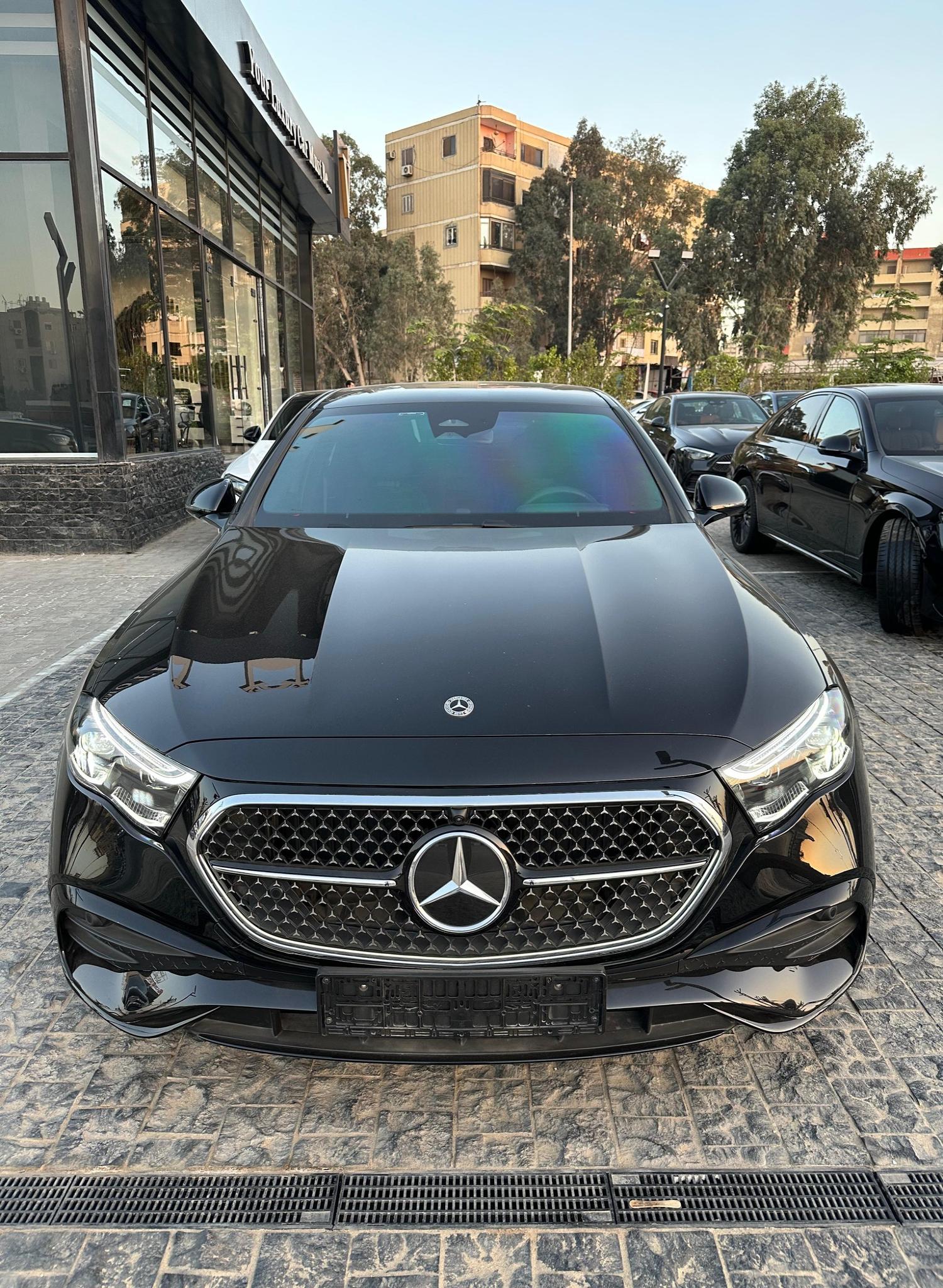 لخدمات استقبال وتوصيل المطار (Airport Transfer)، والاجتماعات الهامة، والتنقلات الفاخرة داخل المدينة.