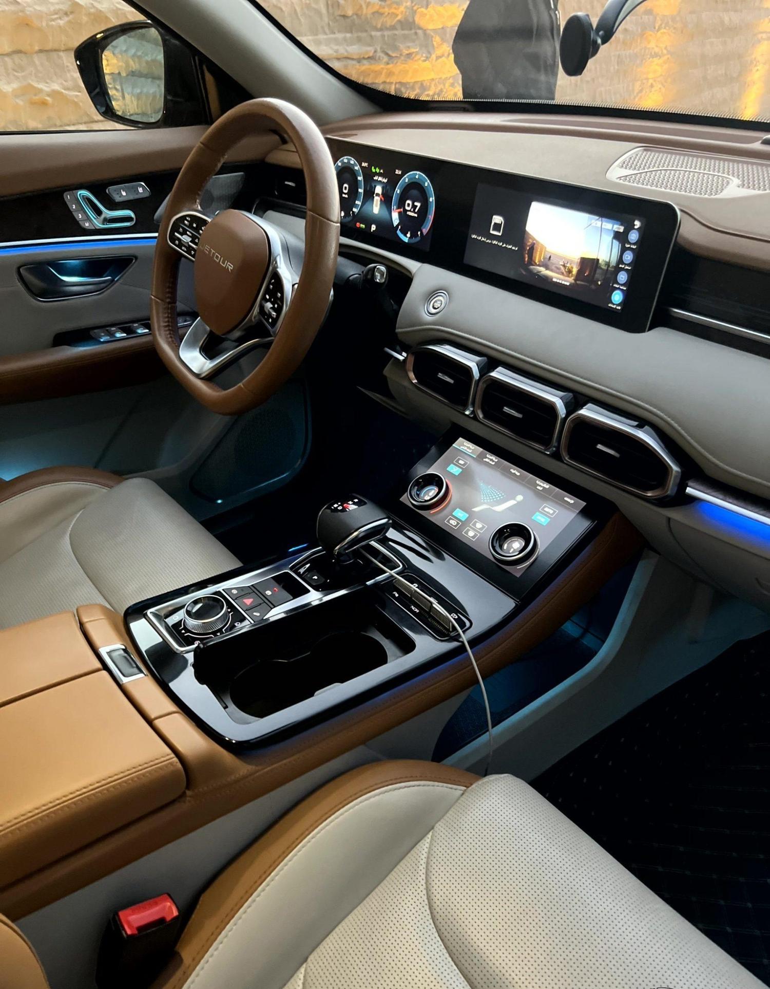 بسبعة مقاعد ومساحة واسعة للأمتعة، مع سائقين محترفين لضمان وصول عائلتك بأمان والتزام تام بالمواعيد.