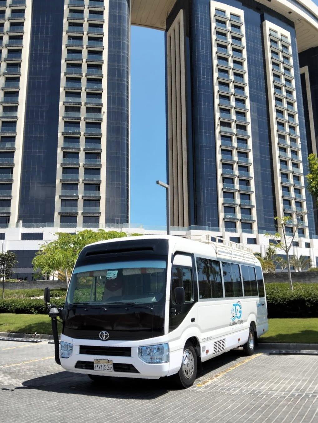 أحدث موديلات تويوتا كوستر، المجهزة بأفضل وسائل الراحة وتكييف هواء مركزي قوي، مع سائقين محترفين وخبرا