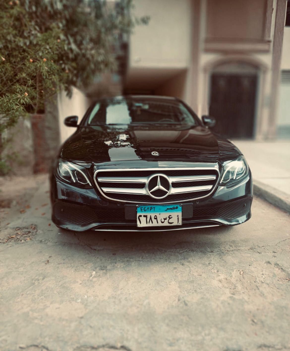 مع خدمة سائق خاص (ليموزين) مدرب على أعلى مستوى لضمان راحتك ودقة مواعيدك في خدمة VIP متكاملة.