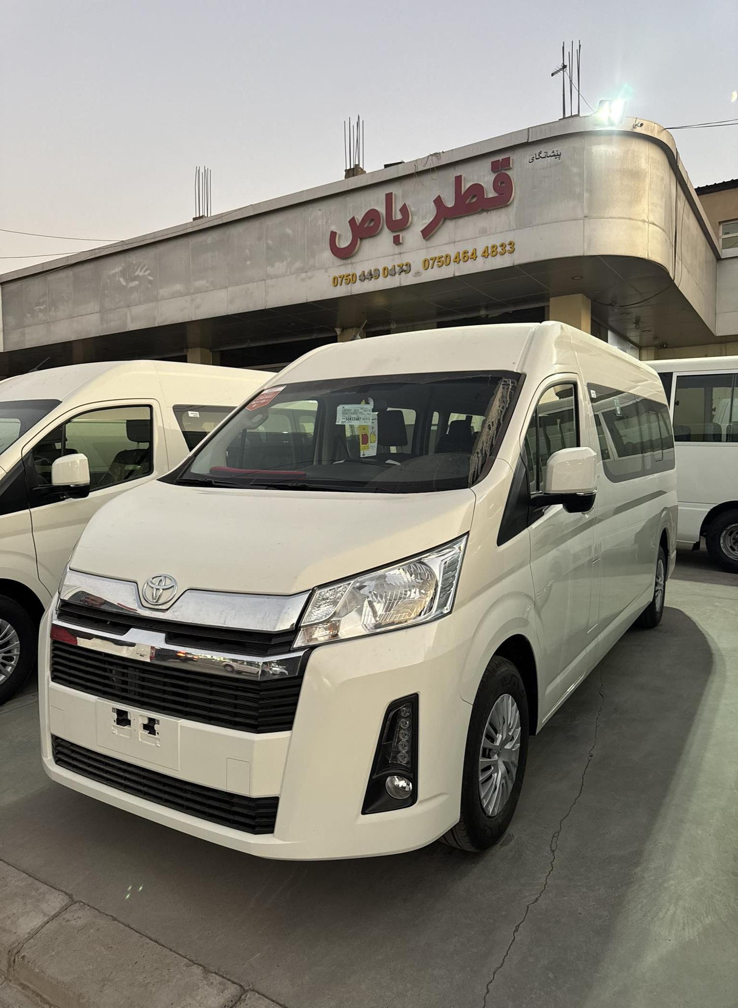 مساحة كافية للأمتعة الكبيرة، مما يجعله مثالياً للمجموعات التي تحتاج إلى خدمة توصيل موثوقة من صالة ال